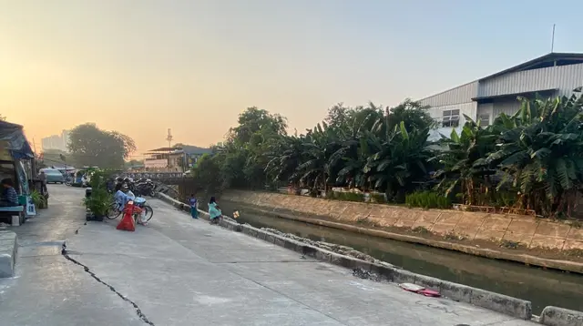 Jalan Amblas di Pulo Gadung Belum Diperbaiki Setelah Empat Bulan