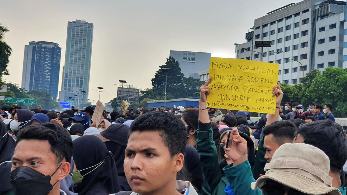 ---
Tiga Aksi Demonstrasi Mahasiswa di Jakarta Hari Ini, Massa Menuju Monas dan DPR

---