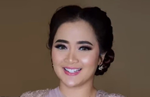---
Anak-Anak Vega Darwanti Lanjutkan Cita-Cita Ibu untuk Sumbangkan Ambulans

---