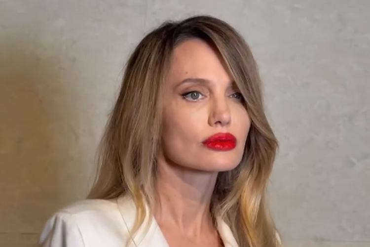 Angelina Jolie Tampil Beda di Shanghai, Rambut Pirang dan Lipstik Merah Jadi Sorotan