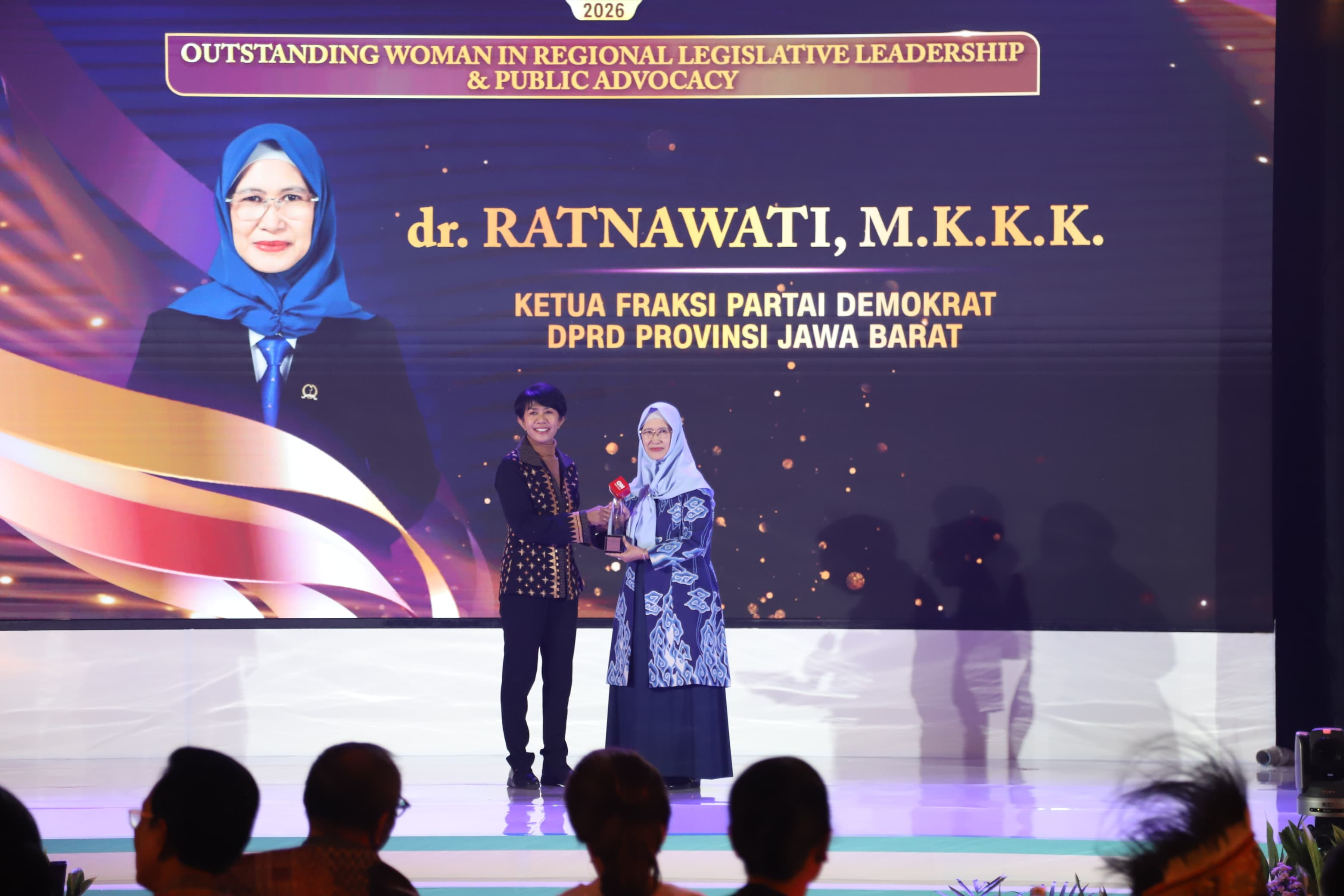---
Ratnawati, Anggota DPRD Jabar, Menerima Penghargaan Kartini dari CNN Indonesia

---