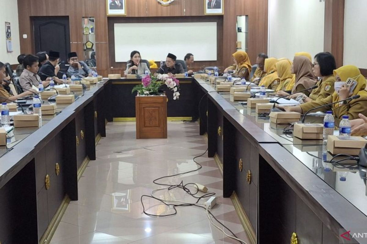 Anggota DPRD Jember Tertangkap Bermain Gim dan Merokok Saat Rapat, Ternyata dari Partai Gerindra