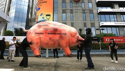 Aksi Unjuk Rasa Aktivis dengan Patung Babi di World Bank Jakarta