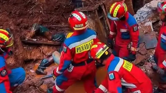 ---
Beton Saluran Air Ambruk, Dua Pekerja Terjebak Sementara

---