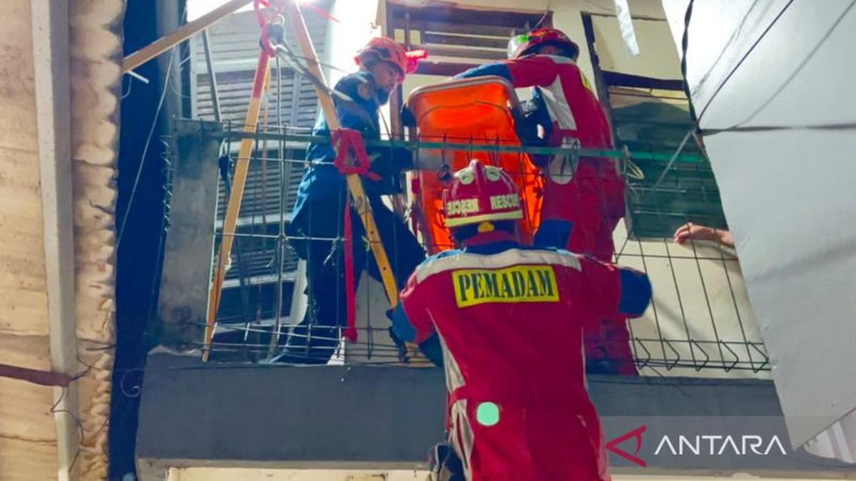 Evakuasi Jenazah 120 Kg oleh Petugas Pemadam Kebakaran