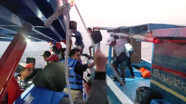 ---
Kesulitan Cuaca Dalam Proses Evakuasi 26 Penumpang Kapal di Pulau Lancang
---