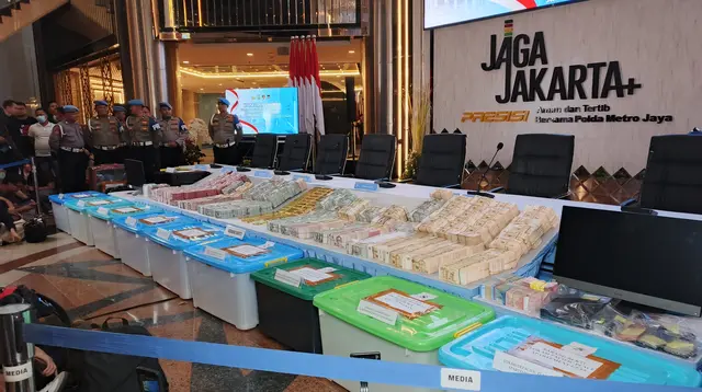 ---
Penggeledahan Besar-besaran, Polisi Sita Barang Bukti dari 12 Lokasi

---