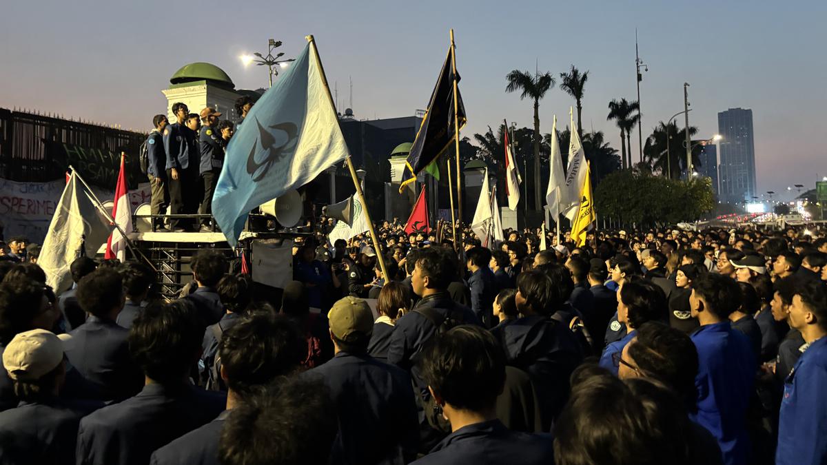 Massa Aksi Tetap Bertahan di Depan DPR