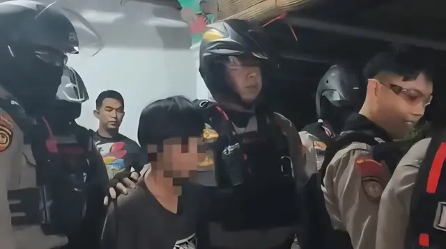 Dua Remaja Ditangkap Saat Menjadi Kurir Narkoba di Tengah Kepungan Warga