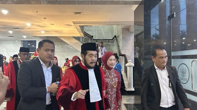 Momen Dramatis Anwar Usman Purnabakti di Gedung MK: Terjatuh Usai Kirab