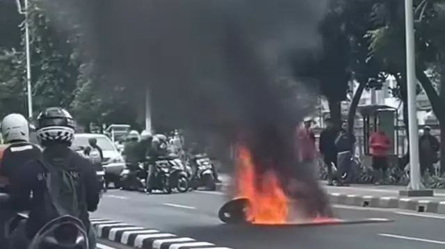 ---
Kecelakaan Menghindar, Sepeda Motor Terbakar di Pasar Minggu

---