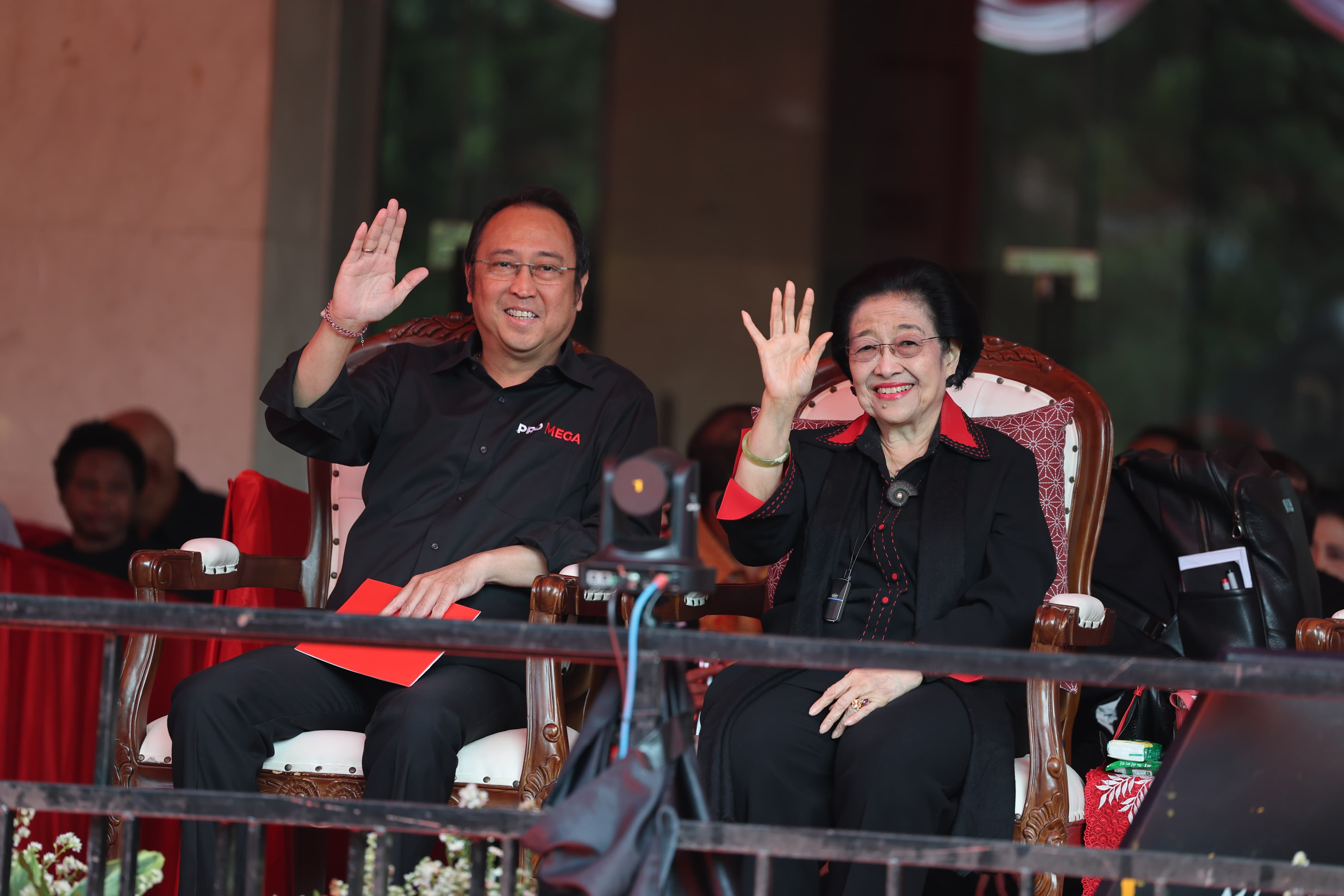 Megawati Hadiri Peresmian Monumen Peringatan Kudatuli Bersama Prananda