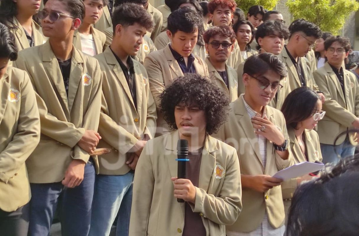 Diskusi dengan Budiman Sudjatmiko, Nusron, dan Sudaryono di UGM Ricuh, Mahasiswa Muak!