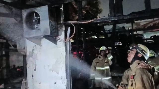 Empat Kios di Cakung Terbakar Hebat