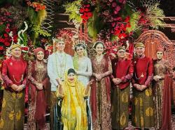 ---
El Rumi dan Syifa Hadju Resmi Menikah, Memancarkan Aura Keluarga Sultan

---