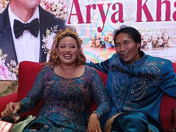 Pernikahan Unik Pinkan Mambo dan Arya Khan di Mal Tanpa Makanan untuk Tamu