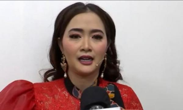 Momen Haru Vega Darwanti Merawat Ibunda Tanpa Bantuan Perawat