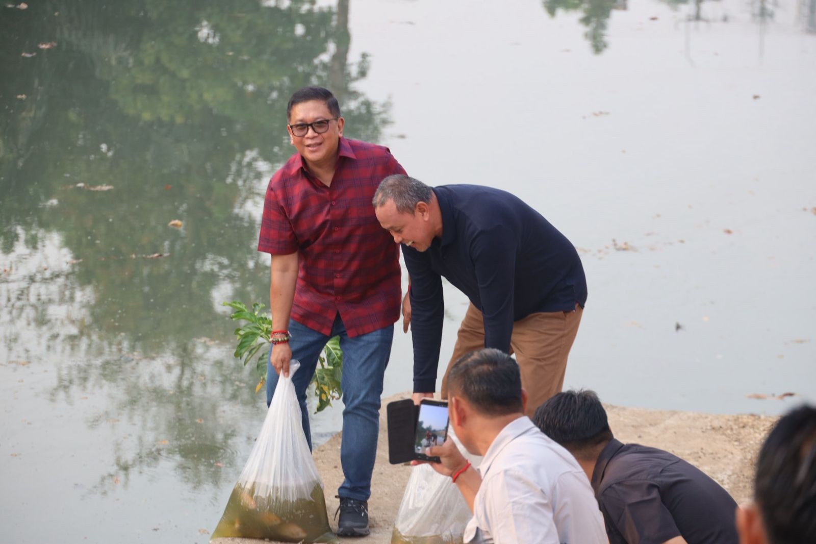 Hasto Rayakan Ulang Tahun dengan Menebar 10 Ribu Ikan untuk Lingkungan