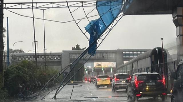 Cuaca Buruk Ganggu Lalu Lintas di Tol Jakarta: Pohon Tumbang dan Kerusakan Fasilitas