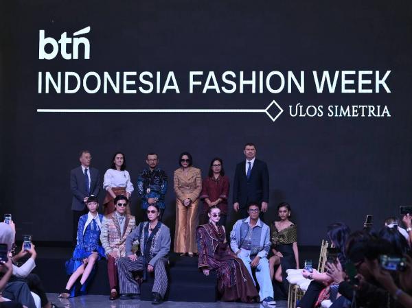 Ulos Sumatera Utara Jadi Sorotan Utama di Indonesia Fashion Week 2026