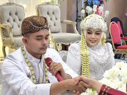 ---
Ijab Kabul Pernikahan Keenam Elly Sugigi dan Haqqi Menjadi Perbincangan, Netizen Merasa Aneh

---