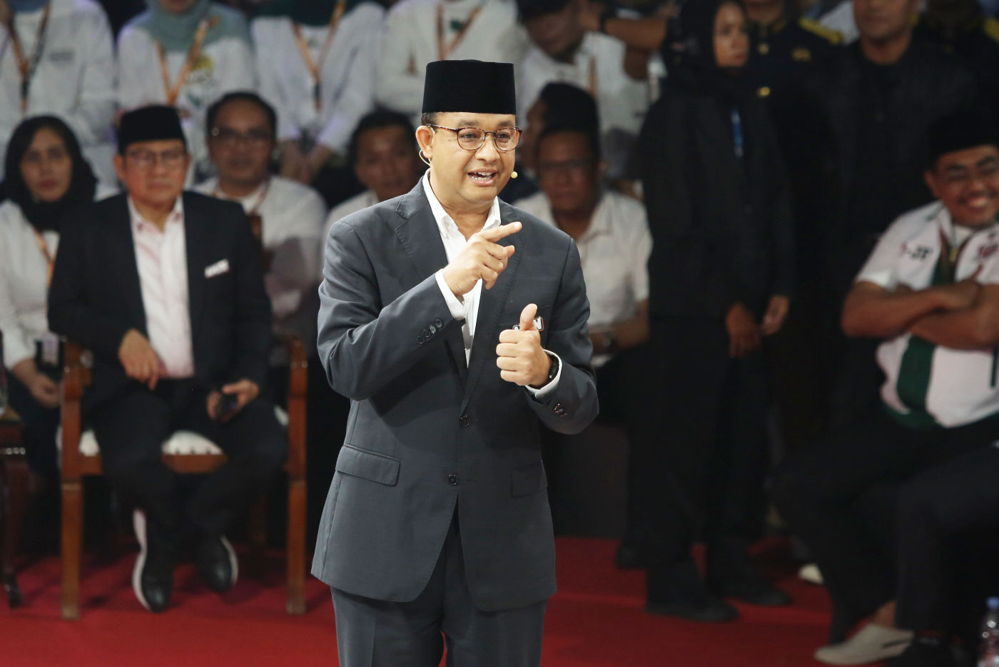 Anies Baswedan Soroti Krisis Ekonomi dan Sosial Melalui Media Sosial