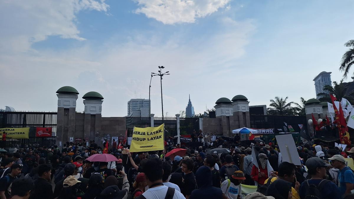 ---
Rencana Kerusuhan Saat Hari Buruh Terungkap: Bukti Persiapan Ditemukan

---