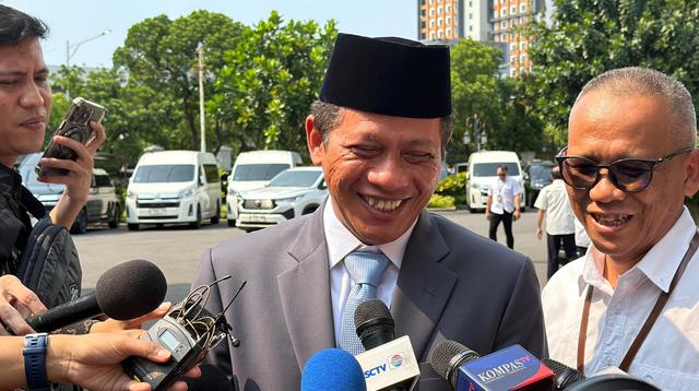 ---
Kunjungan Jenderal Dudung dan Pejabat Lainnya ke Istana Menjelang Reshuffle Kabinet

---