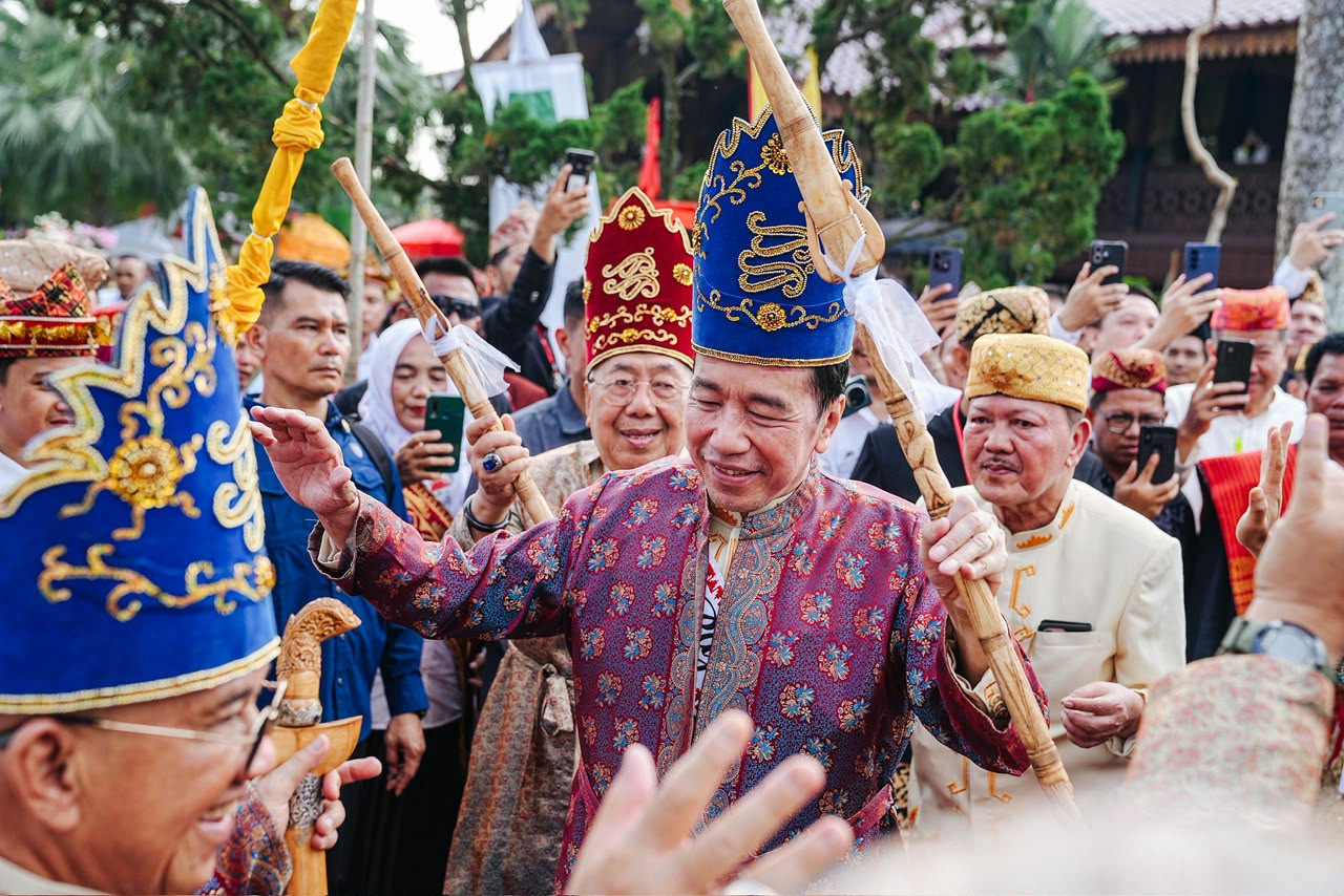 Joko Widodo Dapat Gelar Baginda Pemuka Bangsa dari Lima Kerajaan Adat Lampung