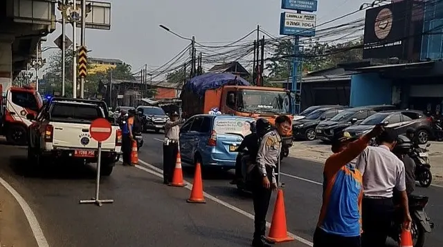 ---
Kebakaran Pabrik Bingkai di Duren Sawit Mengakibatkan Kemacetan Lalu Lintas

---