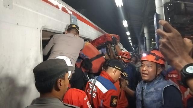 ---
Kecelakaan Kereta: Gerbong KRL Khusus Wanita Tertabrak Kereta Argo Bromo

---