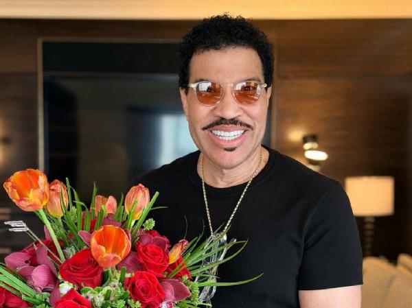Lionel Richie Dilarikan ke Rumah Sakit Saat Konser, Kondisinya Memburuk