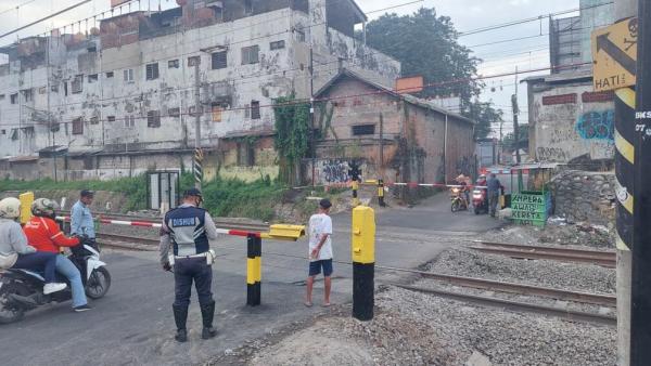 Palang Pintu Sementara Dipasang di Perlintasan Kereta Bekasi Timur