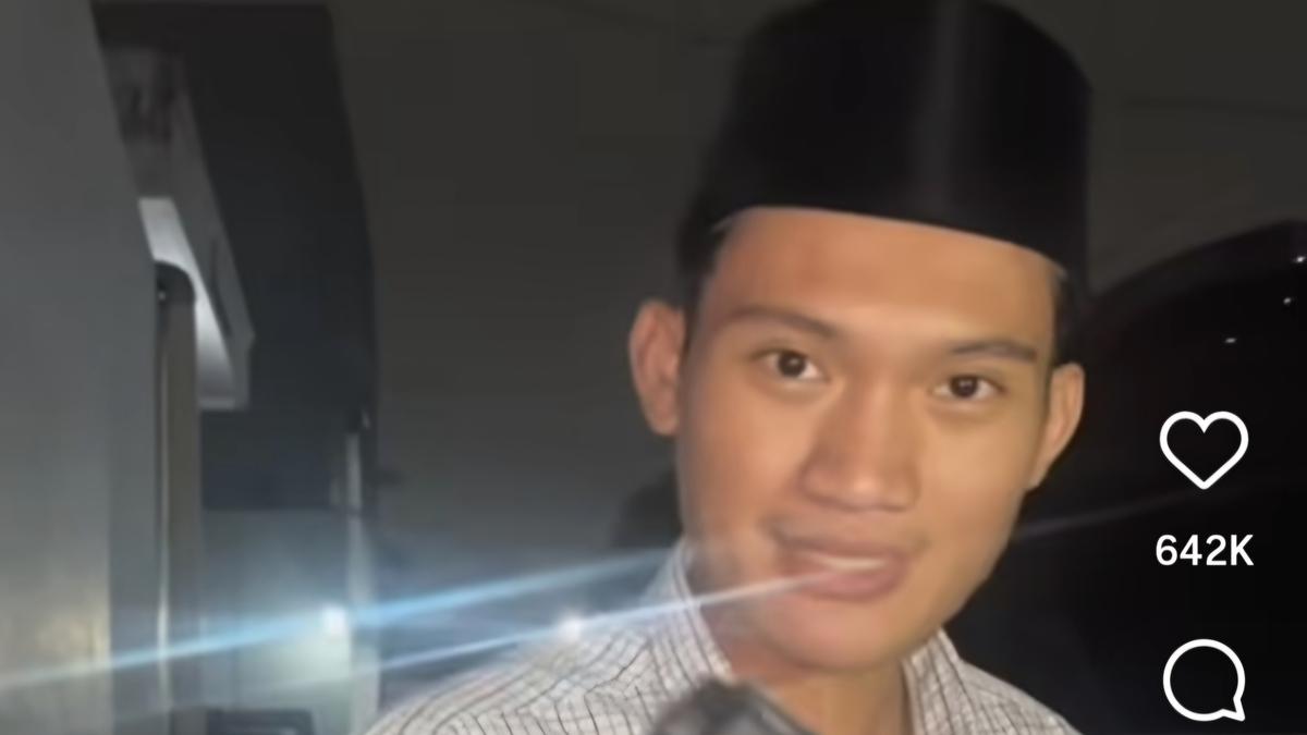 ---
Mantan Ketua BEM UGM Tiyo Ardianto Temukan Alat Pelacak di Kendaraannya

---