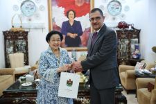 ---
Megawati dan Duta Besar Irak Diskusikan Geopolitik Timur Tengah

---