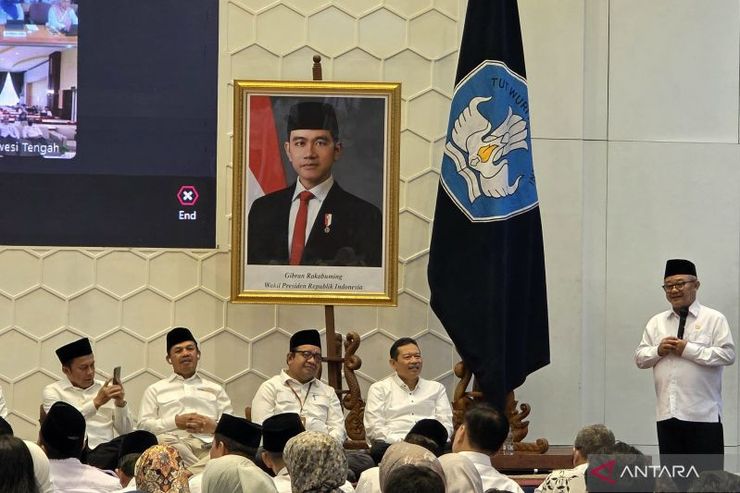 Menggalakkan Kebiasaan Sehat: Mendikdasmen Ajak Siswa Berjalan Kaki ke Sekolah