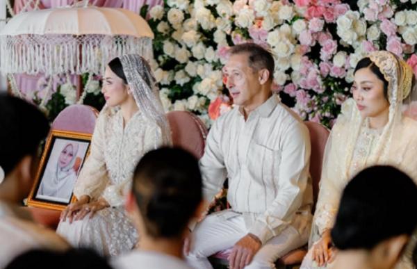 Momen Haru Jennifer Coppen dengan Foto Mendiang Ibu di Prosesi Pengajian dan Siraman