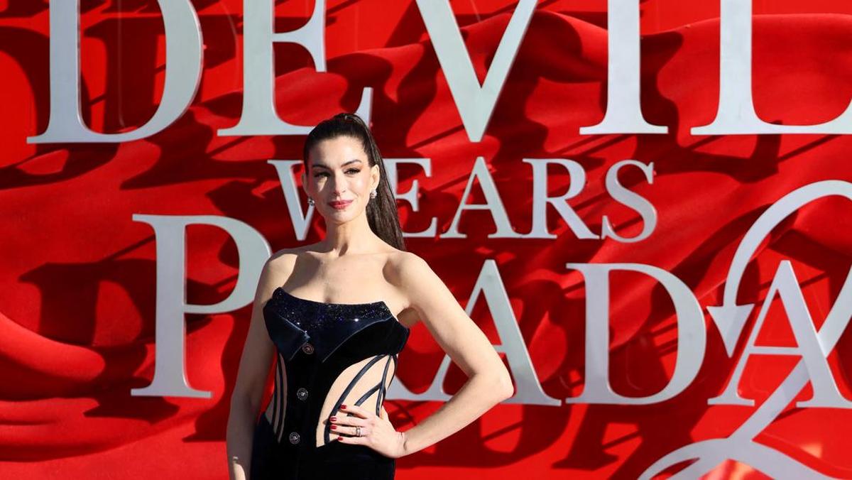 ---
Katarak Dini: Pengalaman Anne Hathaway dan Kesadaran Masyarakat

---