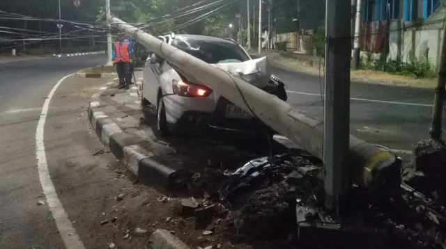 Kecelakaan Mobil Terjadi, Tiang Listrik Jatuh dan Korban Dilarikan ke Rumah Sakit