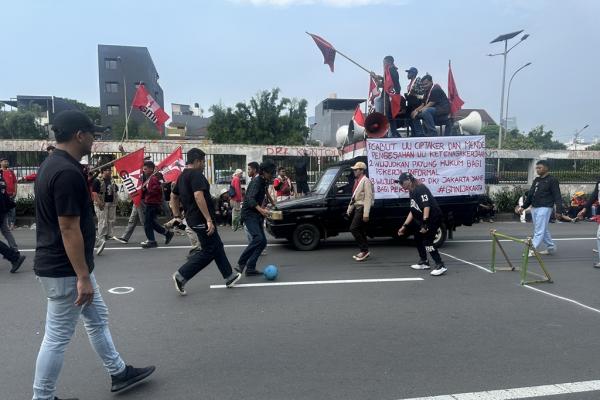 Momen Unik Buruh dan Polisi Bermain Sepak Bola Saat Aksi May Day di DPR