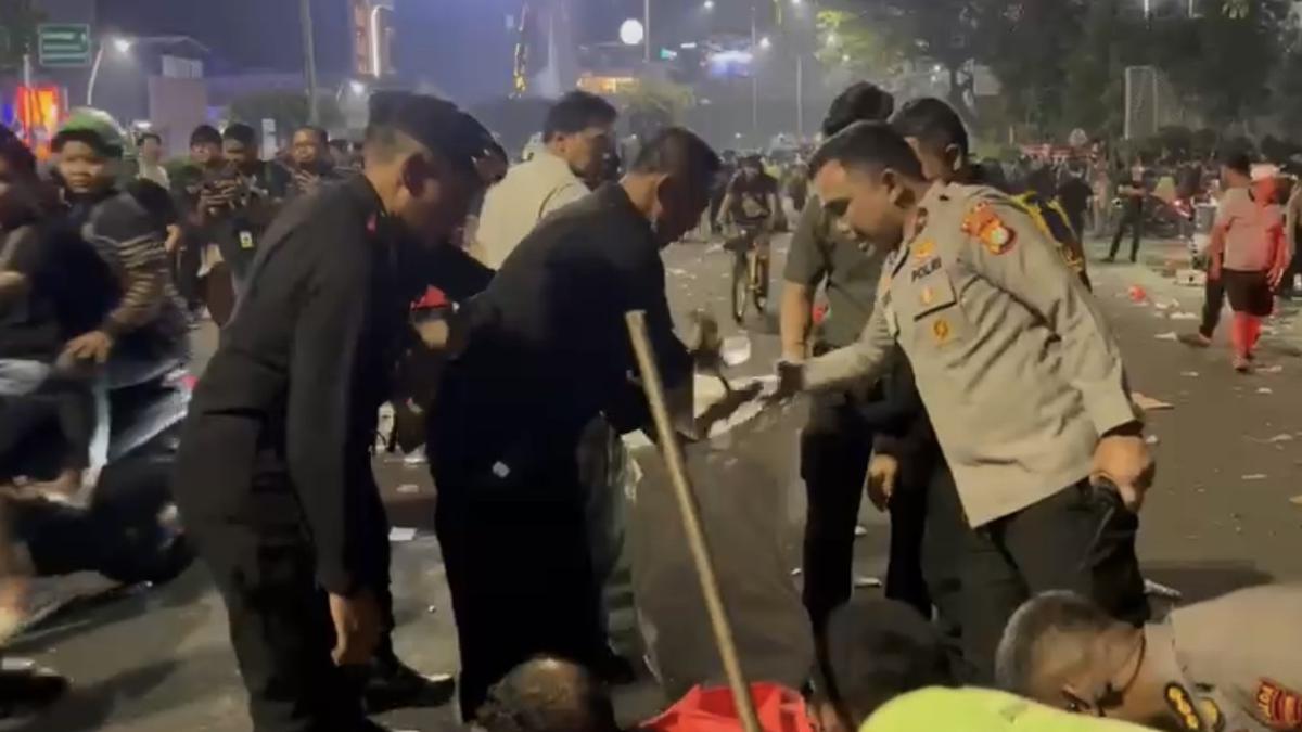 ---
Wakapolda Metro Jaya Bersihkan Sampah Usai Aksi Unjuk Rasa

---