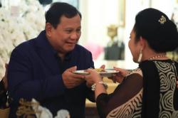 Prabowo Menerima Potongan Tumpeng dari Titiek Soeharto dalam Perayaan Ulang Tahun