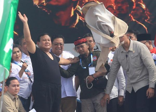 Prabowo Menarik Perhatian dengan Aksi Lempar Baju kepada Buruh di Hari Buruh
