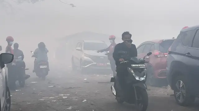 Asap Kebakaran TPA Jatiwaringin Ganggu Aktivitas Warga Selama Tiga Hari