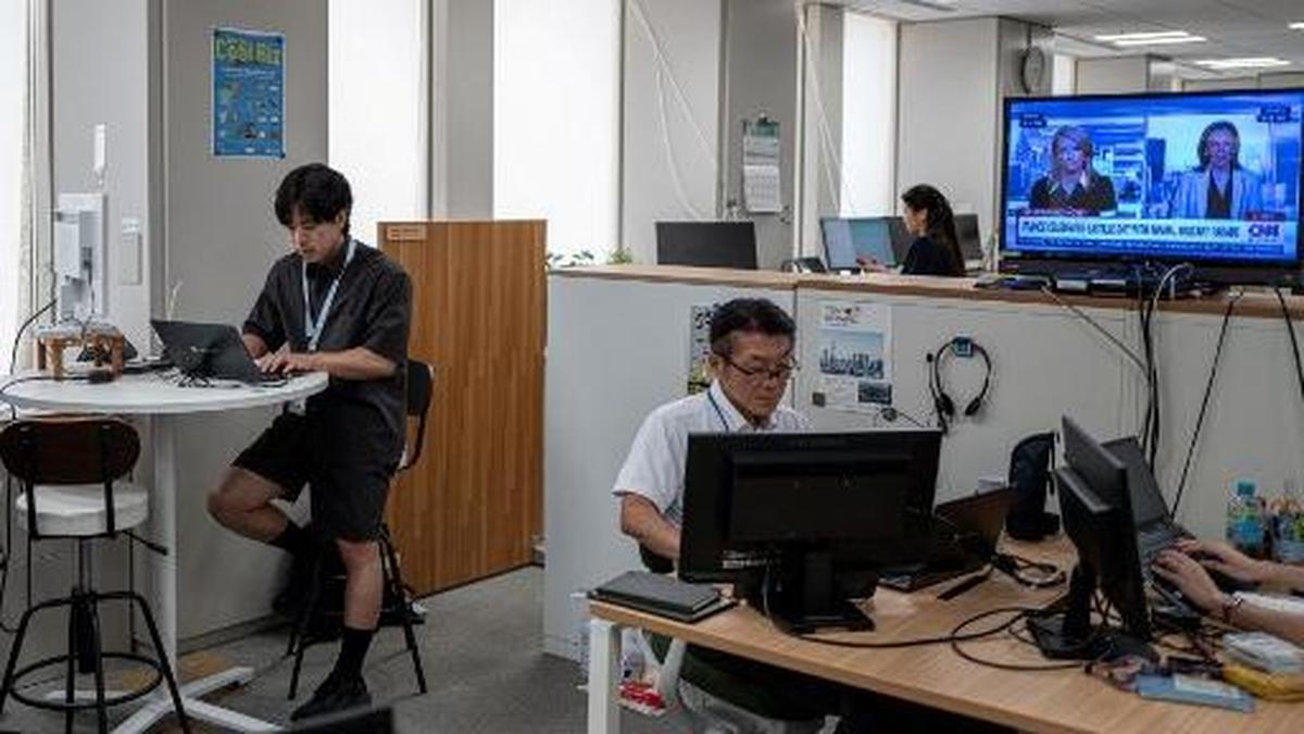 Tokyo Longgarkan Aturan Pakaian Kantor di Tengah Musim Panas Ekstrem