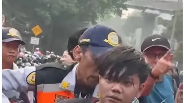 ---
Akhir Pelarian Jambret di Tengah Lalu Lintas Jakarta Selatan

---