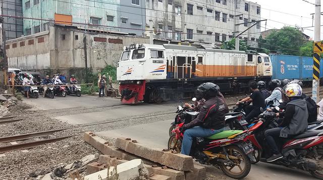 ---
Pemkot Bekasi Mulai Perbaiki Perlintasan Kereta Tak Resmi

---