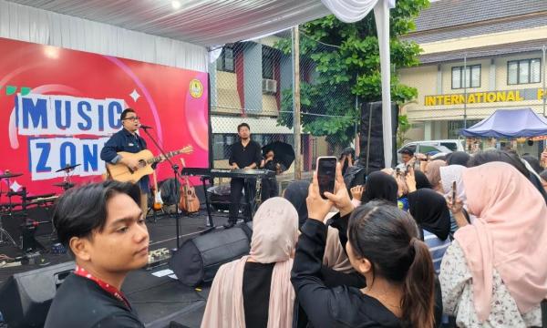 Penampilan Adhitia Sofyan Menggugah Suasana di MusicZone Unsoed