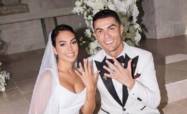 ---
Kisah Cinta Ronaldo dan Georgina: Dari Pertemuan Sederhana Hingga Pernikahan

---