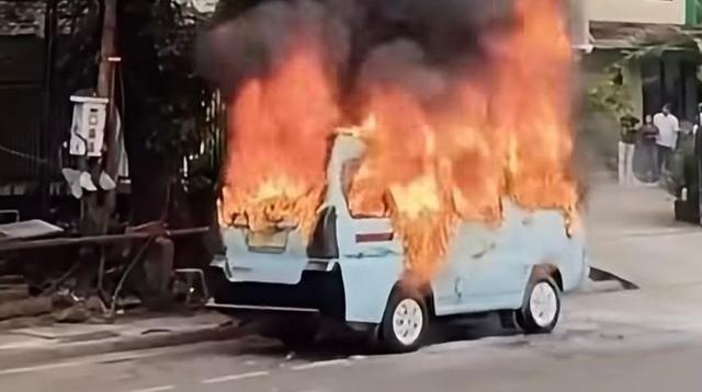 ---
Polisi Cari Pelaku Pembakaran Sopir Angkot di Tanah Abang

---